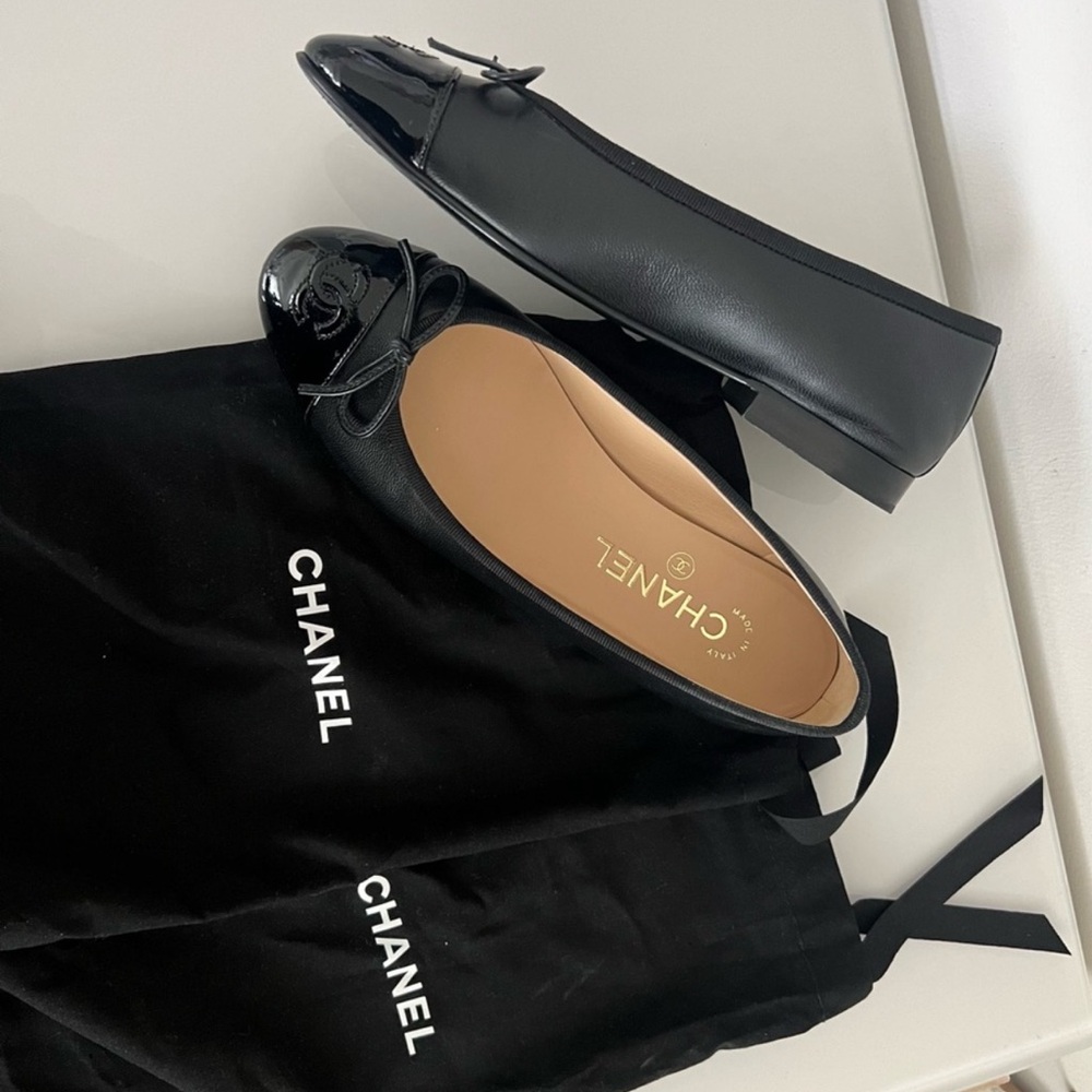 CHANEL Glossy Ballet Flats in Lambskin & Patent Calfskin
Black 6.5